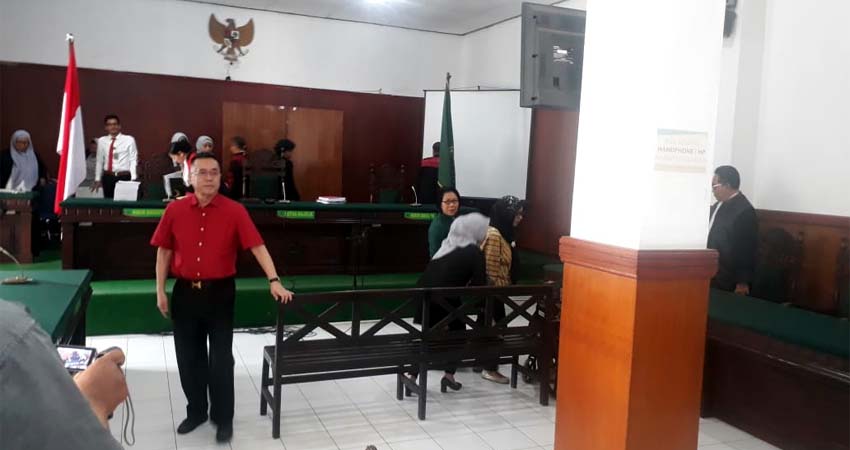 DITUNDA - Sidang tuntutan bagi 5 terdakwa kasus dugaan penyerobotan tanah Puskopkar Jatim di ruang sidang Utama Delta Kartika Pengadilan Negeri Sidoarjo ditunda, Senin (27/1/2020)