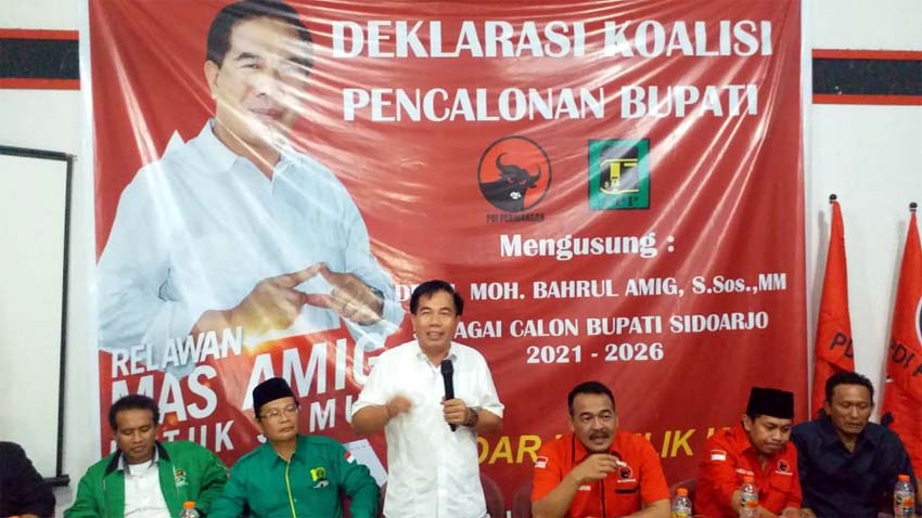 PAPARAN - Bacabup Sidoarjo, M Bahrul Amig memberikan paparan di hadapan para relawannya, kader PDIP dan PPP saat deklarasi di kantor DPC PDI Perjuangan Sidoarjo, Rabu (8/1/2020) sore