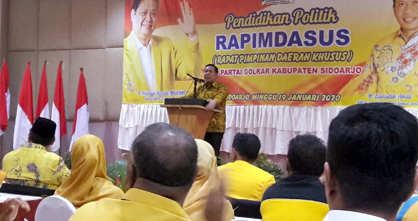 SAMBUTAN - Ketua DPD Partai Golkar Sidoarjo, Warih Andono memberikan sambutan dalam acara Rapat Pimpinan Daerah Khusus (Rapimdasus) penyampaian visi dan misi Bacabup dan Bacawabup Sidoarjo dari Partai Golkar di Sun City Hotel, Minggu (19/1/2020)