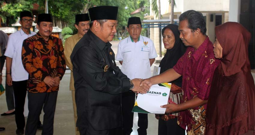 BANTUAN - Bupati Sidoarjo, Saiful Ilah menyerahkan bantuan Rp 130 juta untuk 210 warga kurang mampu di Pendopo Delta Wibawa Sidoarjo, Senin (30/12/2019)