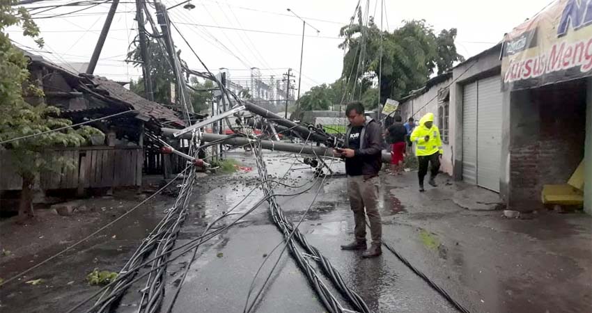 Puting Beliung di Krian, Ambrukkan 78 Tiang Listrik, Timpa Mobil dan Motor Parkir