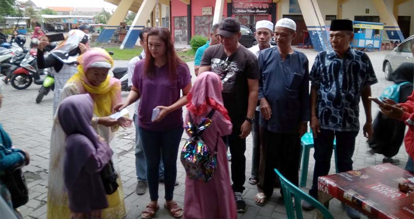 Ketua LSM PAS Sidoarjo Didik (memakai topi ) ketika menyerahkan santunan kepada anak yatim piatu yayasan Bi’rul Ulum Desa Kedondong Tulangan. (sul)