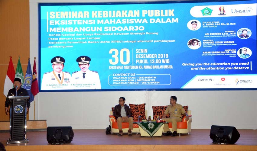 BERSAMA - Bupati Sidoarjo, Saiful Ilah berfoto bersama para narasumber dan peserta seminar Kebijakan Publik di Aula Umsida Sidoarjo, Senin (30/12/2019)