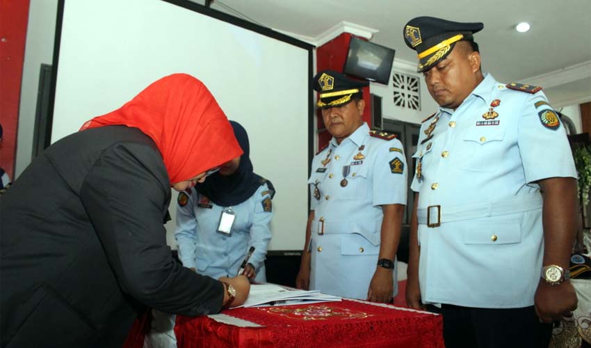 SERTIJAB - Kepala Kanwil Kemenkumham Jatim, Susy Susilawati memimpin acara sertijab Kepala Lapas Kelas II A Sidoarjo dari Muhammad Susanni kepada Teguh Pamuji, Selasa (21/01/2020)