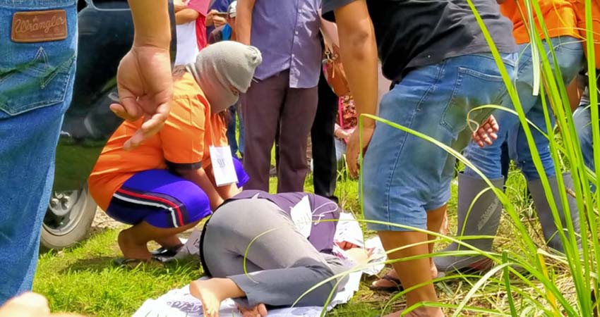 REKONSTRUKSI - Tersangka, Marna J Emanratu memeragakan rekonstruksi pembunuhan terhadap korban, Lina Indriana Losepta di kawasan pergudangan Safe n Lock, Desa Rangkahkidul, Kecamatan/Kabupaten Sidoarjo, Selasa (7/1/2020)