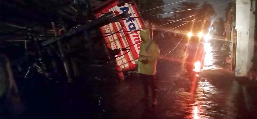 AMBRUK - Tiang listrik yang ada di Desa Tambakrejo, Kecamatan Waru, Sidoarjo ambruk usai diterjang angin, Minggu (05/01/2020) petang