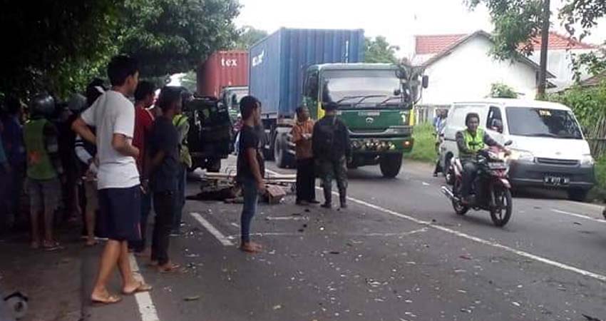 TABRAKAN - Sejumlah pengguna jalan mengevakuasi jenazah korban kecelakaan yang melibatkan motor dan bus di JL Raya Mojokerto - Surabaya, Desa Kramattemenggungan, Kecamatan Tarik, Sidoarjo, Senin (20/1/2020)