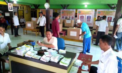 Kepala Desa Kedungsolo Edy Wahyu Hargono (baju merah) saat meninjau langsung prosesi pemilihan BPD (gus)