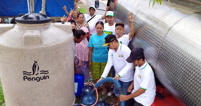 AIR BERSIH - Tim Bacabup Sidoarjo, Bambang Haryo Soekartono memberikan bantaun air bersih untuk korban banjir di Desa Kedungbanteng dan Desa Banjarasri, Kecamatan Tanggulangin, Sidoarjo, Senin (17/02/2020)