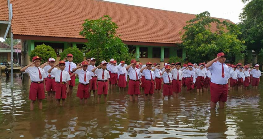 Banjir Dua Pekan Dibiarkan, Siswa dan Siswi SDN Banjarasri Tetap Upacara Bendera