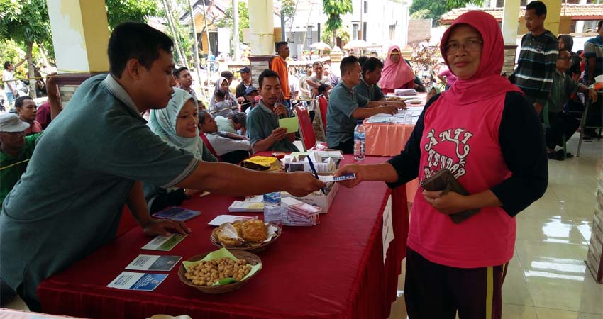 Ketua panitia, Afif Fajar Ristiawan menyerahkan kartu suara kepada pemilih. (par)