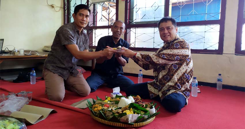 TUMPENGAN - Bacabup Sidoarjo, Kelana Aprilianto tumpengan bersama puluhan wartawan Sidoarjo di Balai Wartawan untuk memperingati Hari Pers Nasional Tahun 2020, Selasa (4/2/2020)