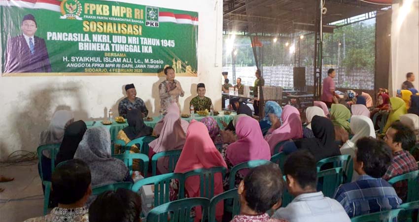 SOSIALISASI - Anggota MPR RI dan DPR RI, Syaikhul Islam Ali mensosialisasikan 4 pilar kebangsaan dihadapan ratusan Tokoh Masyarakat (Tomas) Tulangan dan warga Desa Kenongo, Kecamatan Tulangan, Sidoarjo, Selasa (4/2/2020)