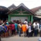 EVAKUASI - Sejumlah petugas mengevakuasi jenazah Siti Fadillah (47) warga Desa Ganting, Kecamatan Gedangan, Sidoarjo yang diduga jadi korban perampokan ke RSUD Sidoarjo, Rabu (26/2/2020)