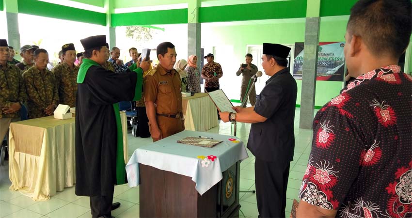 Proses pelantikan Pj. Kades Glagaharum Mukhammad Tosim (kiri) di pendopo kantor balai desa di hadiri Forkopimka Porong (gus)