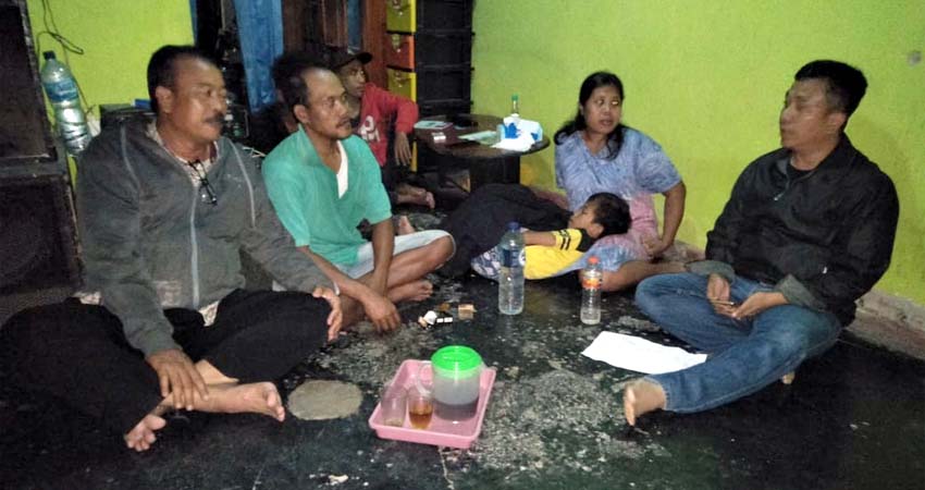 KLARIFIKASI - Kapolsek Tulangan, AKP Gatot Setyo Budi mengklarifikasi kabar soal penculikan anak ke rumah keluarga Wiwik warga Desa Tlasih, Kecamatan Tulangan, Sidoarjo, Senin (24/02/2020) petang