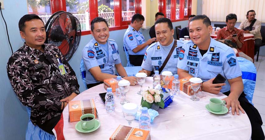 GATHERING - Lapas Kelas I Surabaya di Porong, Sidoarjo menggelar acara ngopi santai bersama awak media bidang hukum se Sidoarjo, Kamis (27/02/2020)