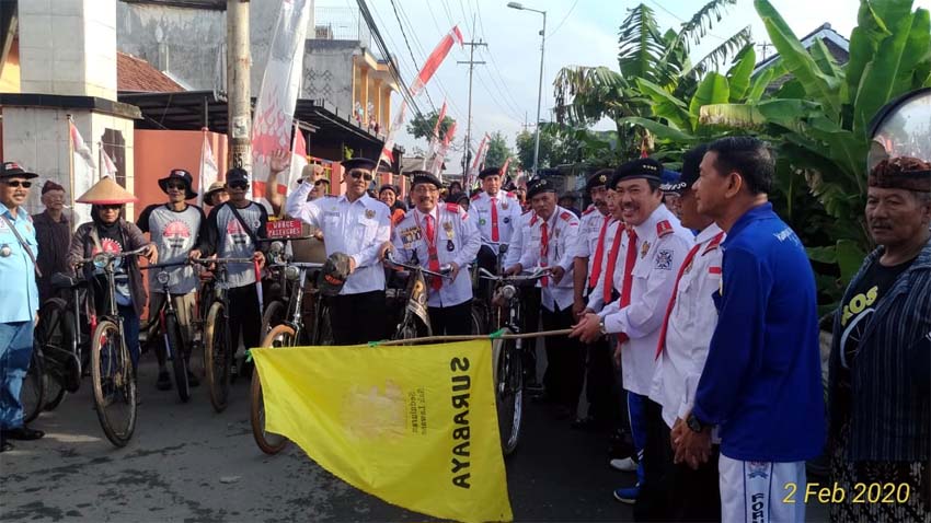 BERANGKATKAN - Wabup Sidoarjo, Nur Ahmad Syaifuddin memberangkatkan sekitar 2.000 onthelis dalam acara Ngonthel Bareng memperingati HUT ke 15 Paguyuban Onthelis Budi Luhur Desa Kloposepuluh, Kecamatan Sukodono, Sidoarjo, Minggu (2/2/2020)