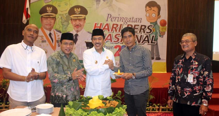 TUMPENG - Wabup Sidoarjo, Nur Ahmad Syaifuddin menyerahkan potongan tumpeng kepada Ketua PWI Sidoarjo, Abdul Rouf saat peringatan Hari Pers Nasional (HPN) Tahun 2020 di Fave Hotel Sidoarjo, Rabu (27/02/2020) sore