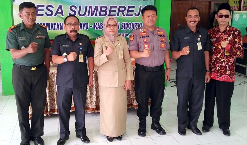 Nur Naningrum (tengah ) foto bersama dengan Forkopimka Kecamatan Wonoayu setelah pelantikan Pj Kades Sumberejo. (par)