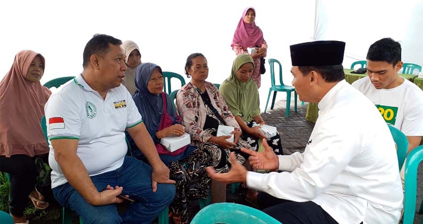 PENGOBATAN GRATIS - Bacabup Sidoarjo, Bambang Haryo Soekartono menggelar pengobatan gratis bagi pengunjung dan pedagang Pasar Larangan, Kecamatan Candi, Sidoarjo, Minggu (2/2/2020)