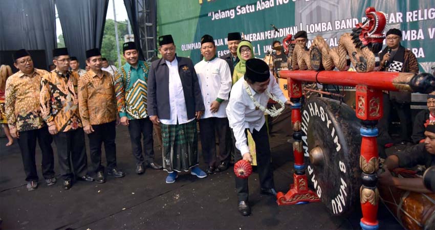 PEMBUKAAN - Simbol dimulainya LP Ma'arif NU Fair ditandai Wabup Sidoarjo, Nur Ahmad Syaifuddin memukul gong dan penyerahan cinderamata dari Ketua LP Ma'arif NU kepada Wakil Bupati Sidoarjo di Alun-Alun Sidoarjo, Jumat (07/02/2020) petang