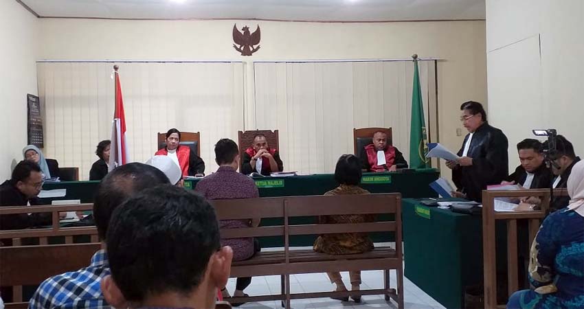 PEMBELAAN - Terdakwa kasus dugaan penyerobotan lahan Henry J Gunawan saat menyampaikan pembelaan di Pengadilan Negeri Sidoarjo, Senin (24/02/2020)