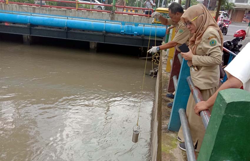 Sungai Pucang Sidoarjo Bau Solar, Petugas DLHK Sidoarjo Ambil Sampel Air