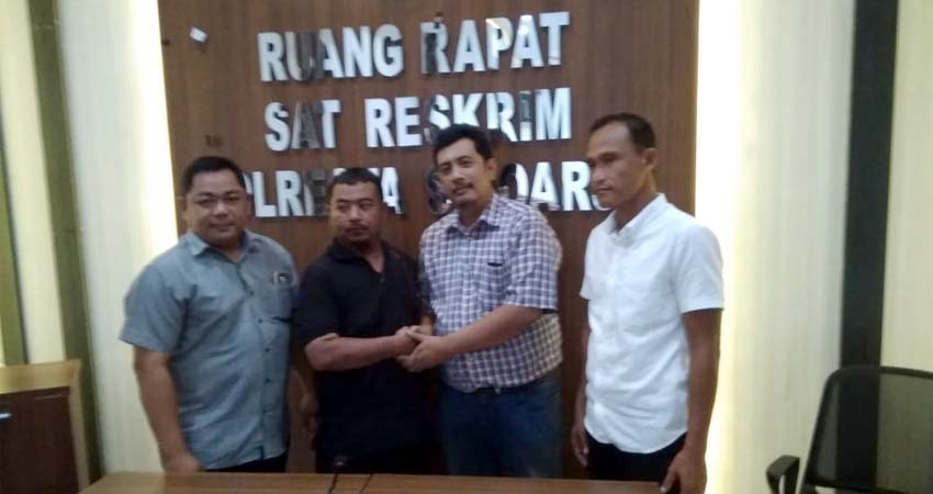 DAMAI : Aris Yuniarto ( terlapor) dan Heru Satrawan (Pelapor) berjabat tangan setelah dilakukan kesepakatan damai. Kesekatan it u disaksikan Iptu Hafid Dian Maulidi SH Kanit Pidum Satreskrim Polresta Sidoarjo dan Sigit ImaM Basuki ST pendamping terlapor. (fan)