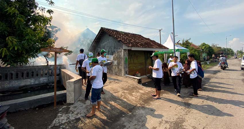 Tim BHS dan Gerindra Sidoarjo Fogging Dua Desa Langganan Banjir, Antisipasi Serangan DB