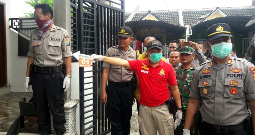 OLAH TKP - Kapolsek Sukodono, AKP Eka Anggriana memimpin olah TKP atas kematian Markus Wiharso (50) karyawan PT Indolog Bhakti Utama warga Perum Griya Sumantoro Blok B, Desa Plumbungan, Kecamatan Sukodono, Sidoarjo, Selasa (11/2/2020)