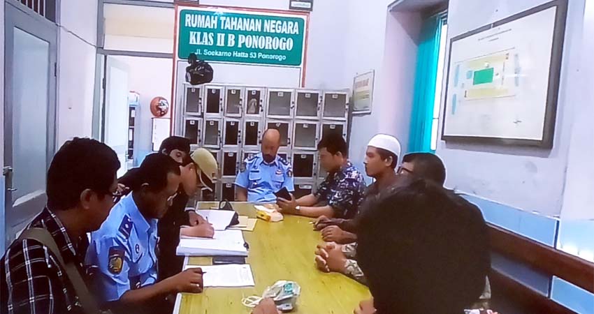 DITAHAN - Pengusaha minuman asal Madiun, L disandera KPP Pratama Madiun dengan dititipkan ke Rumah Tahanan (Rutan) Ponorogo, Rabu (26/02/2020) petang