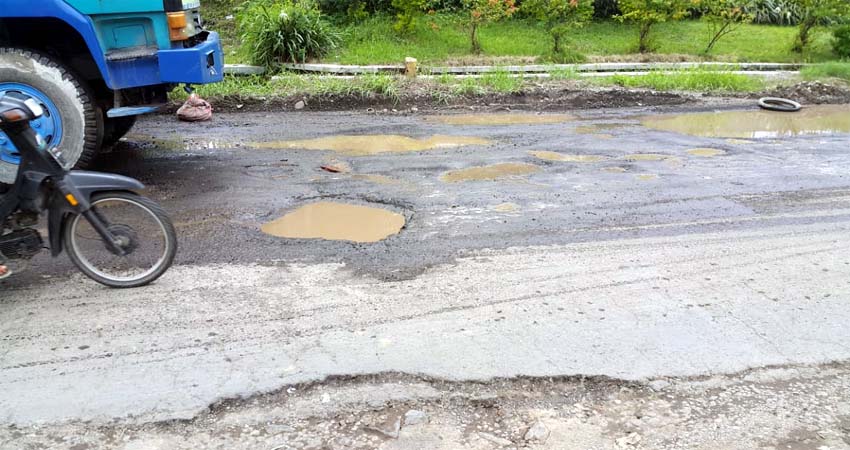 BERLUBANG – Sejumlah lubang menghiasi akses jalan yang menghubungkan Desa Wedi dan Desa Ketajen Kecamatan Gedangan . (ari)