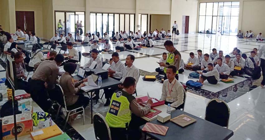 TINGGI - Sebanyak 488 pendaftar Polri memadati Aula Mako Polresta Sidoarjo Jalan Cemengkalang, Sidoarjo, Kamis (19/03/2020)