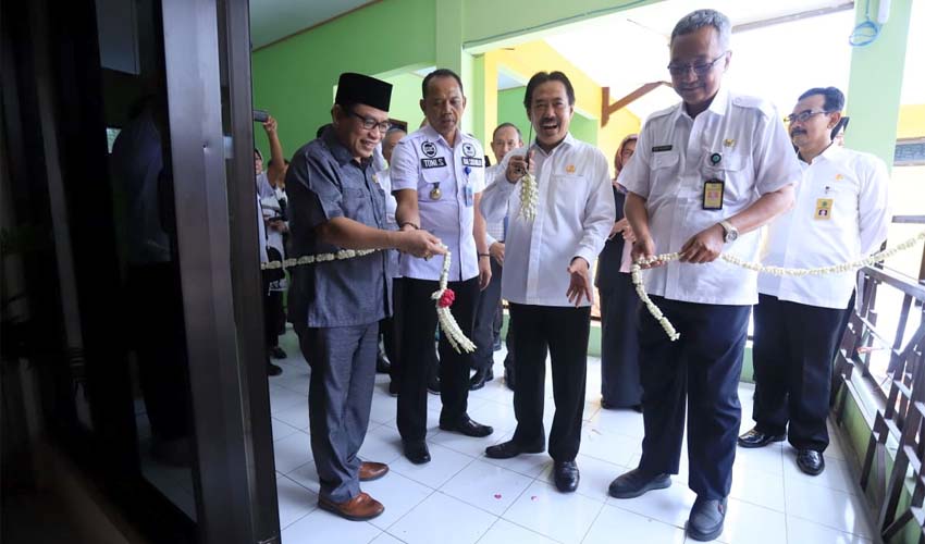 RESMIKAN -Wabup Sidoarjo, Nur Ahmad Syaifuddin dan Ketua DPRD Sidoarjo, Usman serta Kepala Dinas Perpustakaan Daerah (Perpusda), Medi Yulianto meresmikan Cafe Baca dan Kantin Perpustakaan dan Kearsipan Pemkab Sidoarjo, Rabu (04/03/2020)