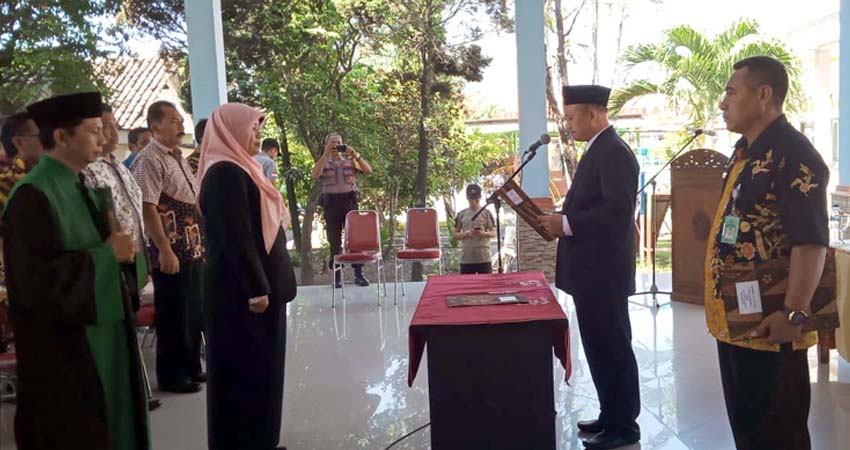 Camat Krembung Abdul Muid, melantikn Khusnul Khotimah sebagai Penjabat Kepala Desa Keper (gus)