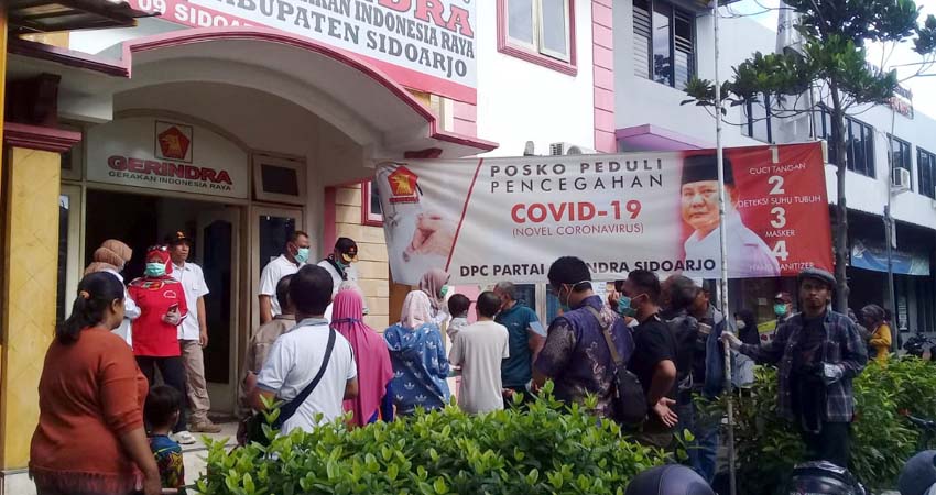 Cegah Corona, Gerindra Sidoarjo Bagikan Ratusan Masker dan Hand Sanitizer