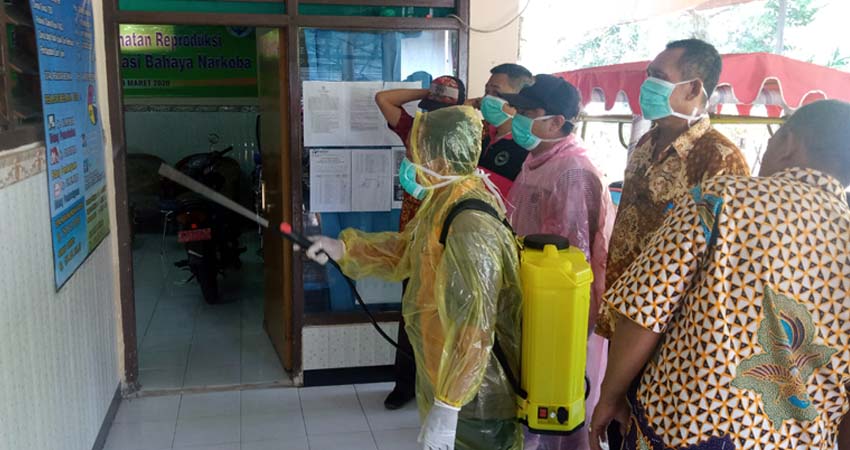 Kompak : Pj Kepala Desa Pejarakan, Mahfud beserta Perangkat Desa, Kader, Karang Taruna melakukan penyemprotan disinfektan kerumah warga (gus)