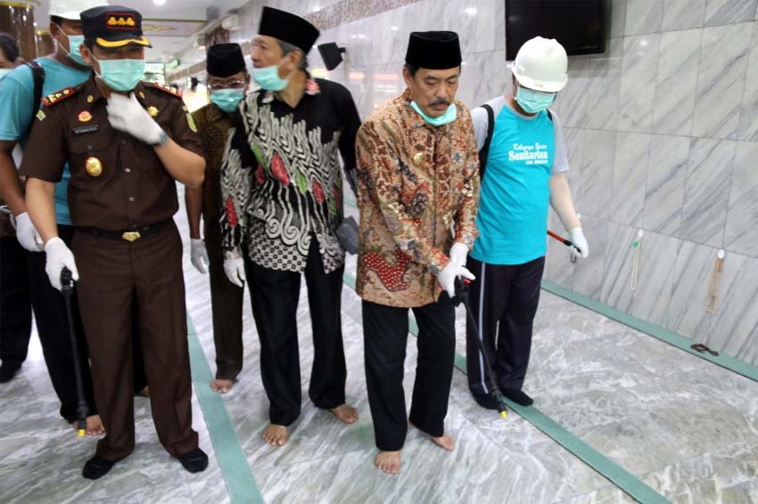 SEMPROT - Wabup Sidoarjo, Nur Ahmad Syaifuddin dan Kepala Kejari, Setiawan Budi Cahyono menyemprotkan desinfektan di Masjid Agung Sidoarjo bersama pejabat lainnya, Kamis (19/3/2020)