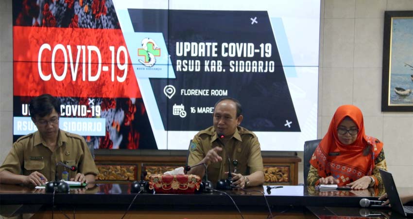 KETERANGAN - Direktur RSUD Sidoarjo, dr Atok Irawan, Sp P memberikan keterangan saat konferensi pers soal Pasien Dalam Pengawasan (PDP) Corona di ruang rapat RSUD Sidoarjo, Senin, (16/3/2020)