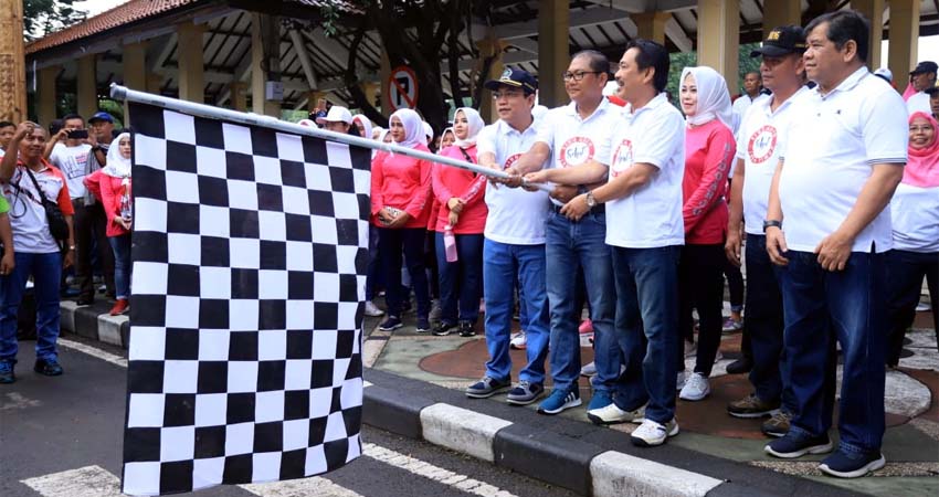 BERANGKATKAN - Kapolresta Sidoarjo, Kombes Pol Sumardji didampingi Wabup dan Ketua DPRD Sidoarjo memberangkatkan peserta Jalan Sehat di Alun-Alun Sidoarjo, Minggu (8/3/2020)