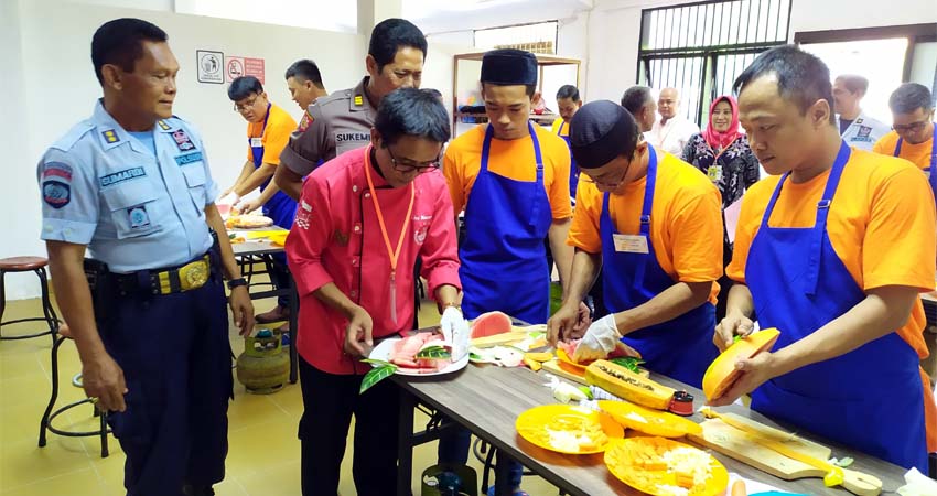 PELATIHAN - Sejumlah narapidana Lapas Kelas I Surabaya di Porong, Sidoarjo belajar memasak dipandu Chef Muawaluyo Tsamara beberapa hari lalu