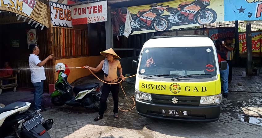 KELILING : Dengan menggunakan mobil operasional , petugas keliling melakukan penyemprotan di kawasan GOR Gelora Delta. (sul)