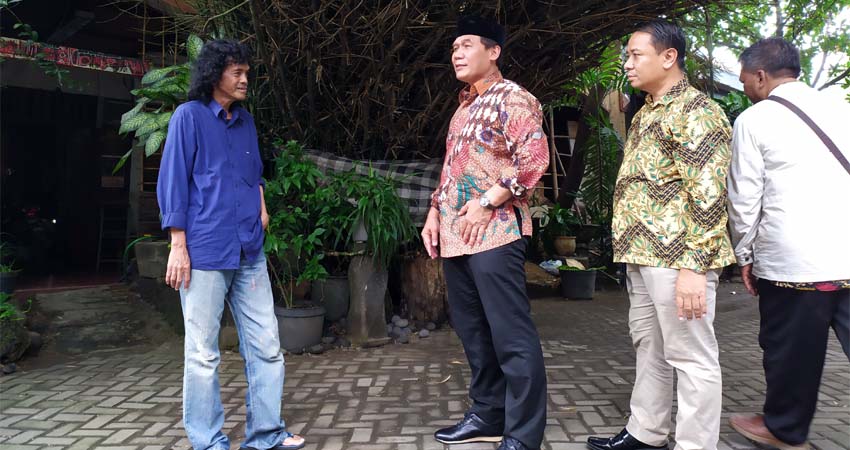 BERKUNJUNG - Bambang Haryo Soekartono (BHS) berkunjung ke Kampoeng Seni yang ada Perum Pondok Mutiara Sidoarjo dan bergialog dengan sejumlah seniman, Selasa (03/03/2020)
