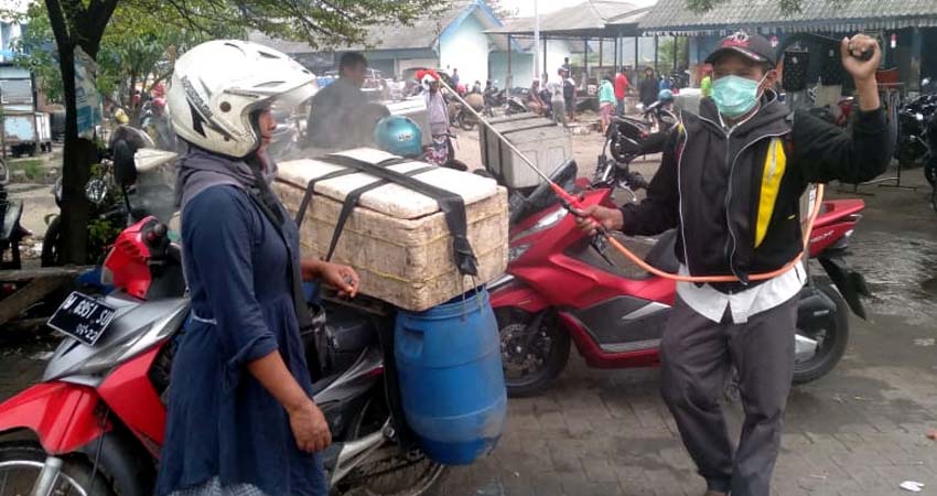 MANDIRI – Mengantisipasi merebaknya wabah Corono, dengan dimotori H Udin dan CV 78, pedagang melaksanakan penyemprotan di lokasi Pasar ikan, Lingkar Timur Sidoarjo. (ari)