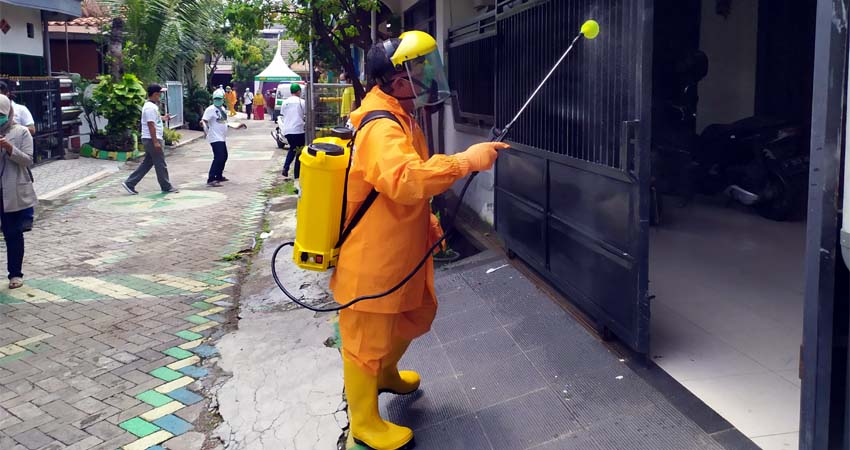 SEMPROT - Sejumlah tim Bacabup Sidoarjo, Bambang Haryo Soekartono (BHS) menyemprotkan disinfektan dan membagikan ratusan masker ke warga RW 11, Perumahan Mutiara Citra Asri (MCA) Desa Sumorame, Kecamatan Candi, Sidoarjo, Selasa (24/03/2020)