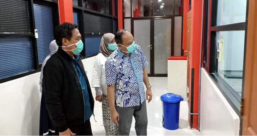 ISOLASI - Wabup Sidoarjo, Nur Ahmad Syaifuddin didampingi Direktur RSUD Sidoarjo, dr Atok Irawan Sp P mengecek kondisi ruang isolasi bagi Pasien Dalam Pengawasan (PDP) Corona di RSUD Sidoarjo, Minggu (22/03/2020) malam