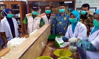 PRODUKSI - Delapan siswi Smamita Sidoarjo memproduksi hand sanitizer di ruang laboratorium disaksikan Pimpinan Daerah Muhammadiyah (PDM) dan Kepala Smamita serta para guru untuk dibagikan ke lingkungan sekitar, Kamis (19/3/2020)