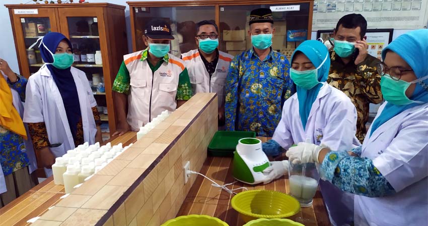 PRODUKSI - Delapan siswi Smamita Sidoarjo memproduksi hand sanitizer di ruang laboratorium disaksikan Pimpinan Daerah Muhammadiyah (PDM) dan Kepala Smamita serta para guru untuk dibagikan ke lingkungan sekitar, Kamis (19/3/2020)