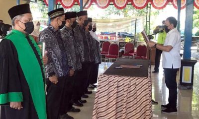 Prosesi pengambilan sumpah kepada 5 anggota BPD Jemirahan oleh Camat Jabon, M. Aziz Muslim (gus)